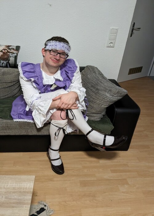 Purple-Maid-cosplay-with-high-heels.jpg
